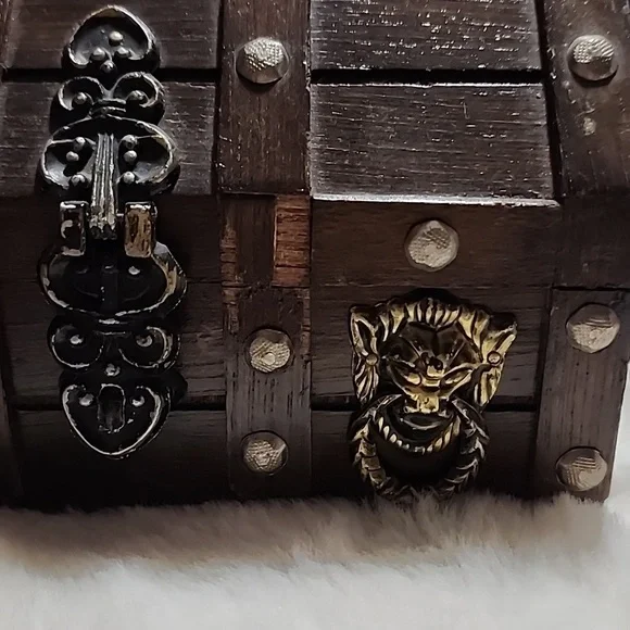 Vintage Wooden Pirate Treasure Chest Box With Lock& Key ! - Picture 3 of 10